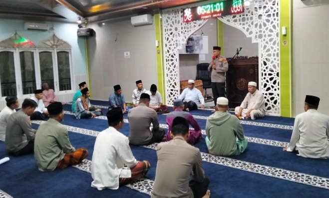 Kapolsek Kampar Kiri Gelar Subuh Keliling, Ajak Warga Aktif Jaga Kamtibnas 