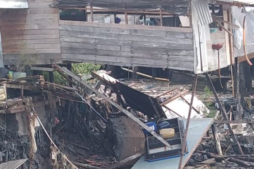 Longsor di Kuala Enok Inhil, Empat Rumah Ambruk Masuk Sungai 