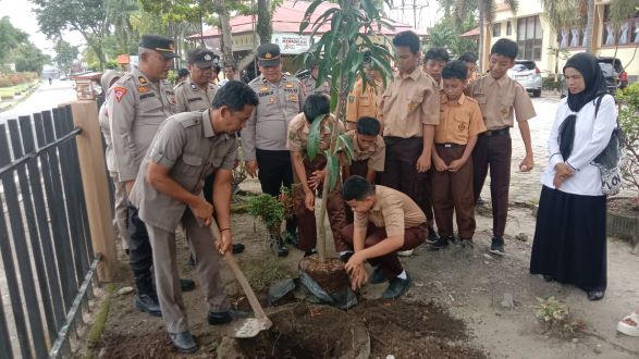 Sosialisasikan Green Policing Polres Kampar Kunjungi SMPN 1 Bangkinang Kota