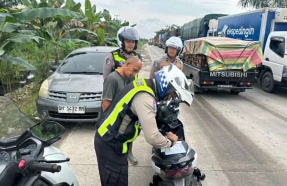 Macet Panjang di Lintas Timur Pelalawan Berhasil Diurai Satlantas 