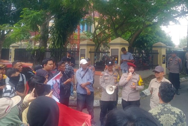 LSM Abdi Lestari Gelar Demo di Polda Riau, Sampaikan Beberapa Tuntutan  
