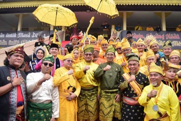 Puncak HKN di Riau, Menbud Lepas Arak-arakan Keberagaman di LAMR 