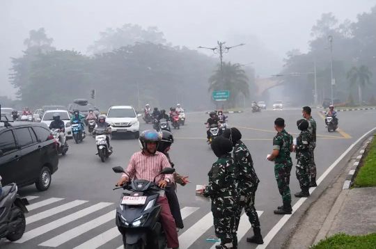 Danlanud Pekanbaru Bagikan Masker, Tegaskan Asap Bukan dari Riau