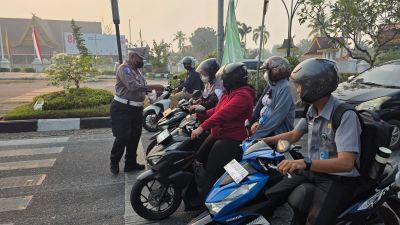 Udara Tidak Sehat karena Kabut Asap, Polda Riau Bagikan Ribuan Masker  