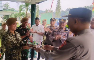 Perkuat Soliditas, Kapolsek Bina Widya dan Personel Hadiri  HUT TNI ke-81
