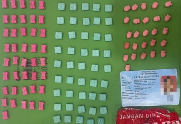 Polresta Pekanbaru Tangkap Seorang Pria Pengedar 122 Butir Pil Ekstasi