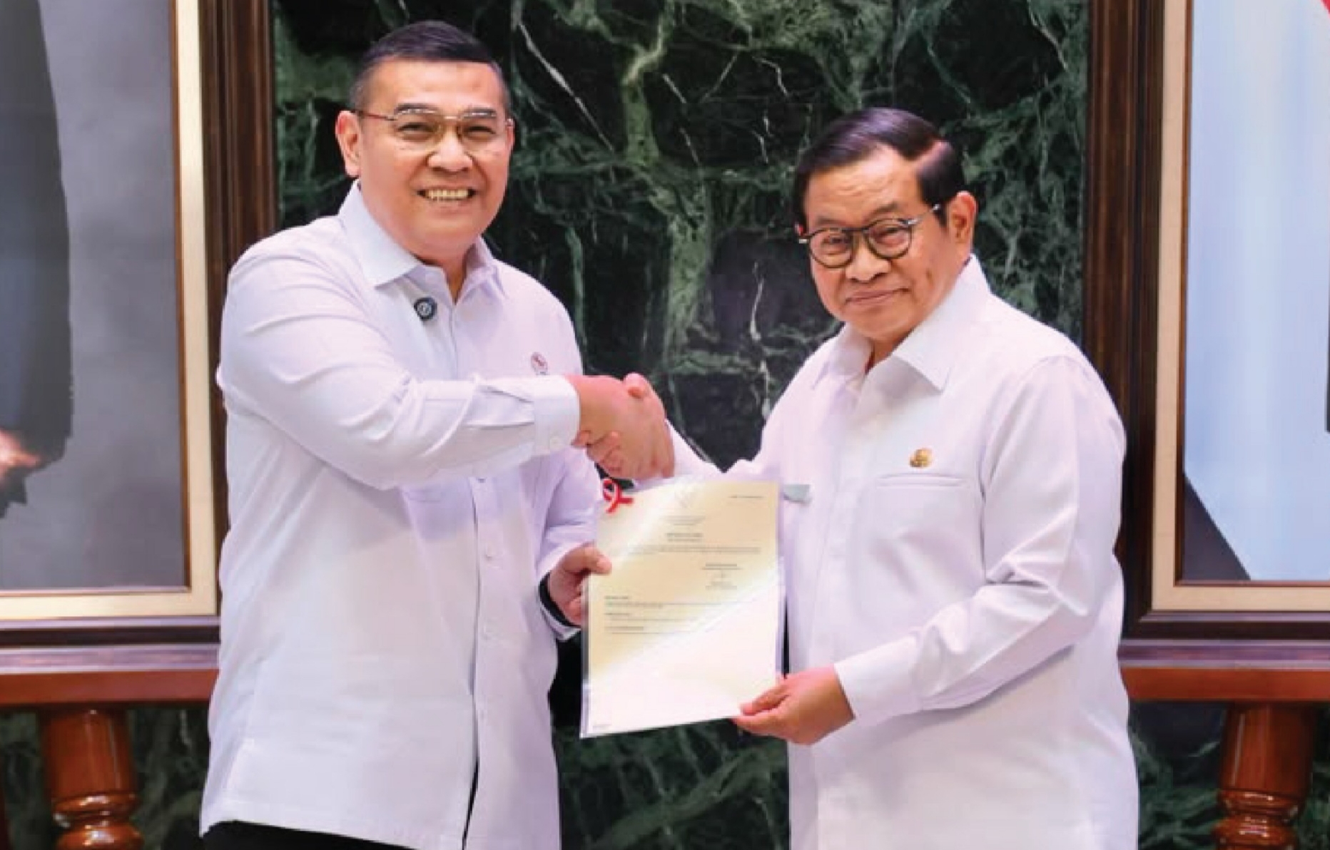 Bersempena HUT ke-499 Jakarta, Wamen Ossy Serahkan 499 Sertipikat ke Gubernur Pramono Anung