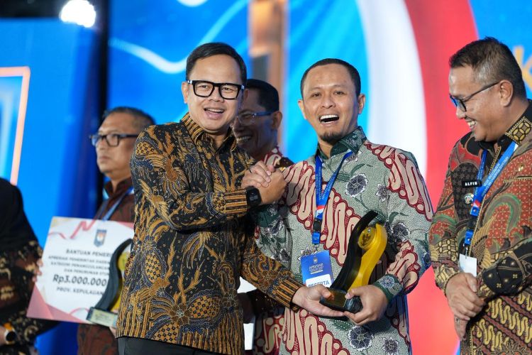 Tekan Stunting dan Kemiskinan, Agung Raih Penghargaan Kemendagri