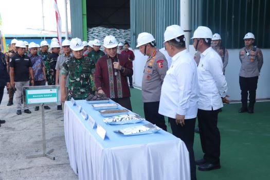 Kapolri Tinjau Pabrik Pupuk Batu Bara di Kampar, Lepas Distribusi 80 Ton 