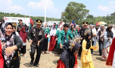 Polda Riau Hadir, Masyarakat Kampung Bungsur Gembira  Kibarkan Merah Putih 
