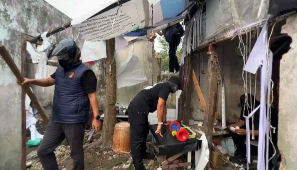Polda Riau Hancurkan Gubuk Tempat Transaksi Narkoba di Panger Pekanbaru