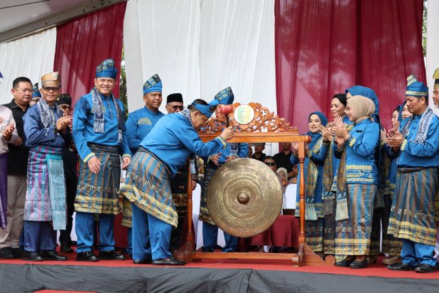Buka Festival Pacu Jalur Kuansing, Plt Gubri: Jaga Budaya, Rawat Sungai