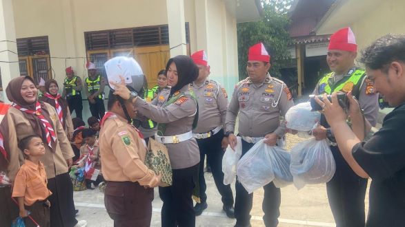 Datang ke SLBN, Satlantas Polres Kampar Berbagi Kebahagiaan Bersama Siswa