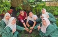 Ditresnarkoba Polda Riau Gandeng Siswa SMK Pertanian Tanam Pohon