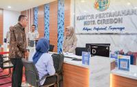 Tinjau Kantor Pertanahan Kota Cirebon, Wamen Ossy Pastikan Layanan Pertanahan Berjalan Optimal